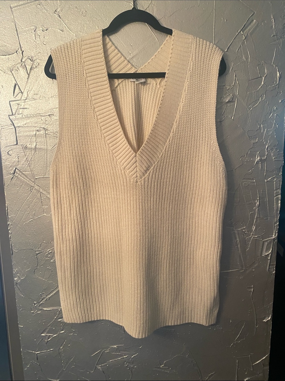 Gianni Bini Cream V-Neck Knit Sleeveless Sweater Vest